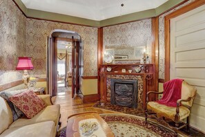 Pias Suite | Individually decorated, free WiFi, bed sheets - Schuster Mansion Bed & Breakfast (Milwaukee)