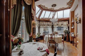 Free continental breakfast  - Schuster Mansion Bed & Breakfast (Milwaukee)