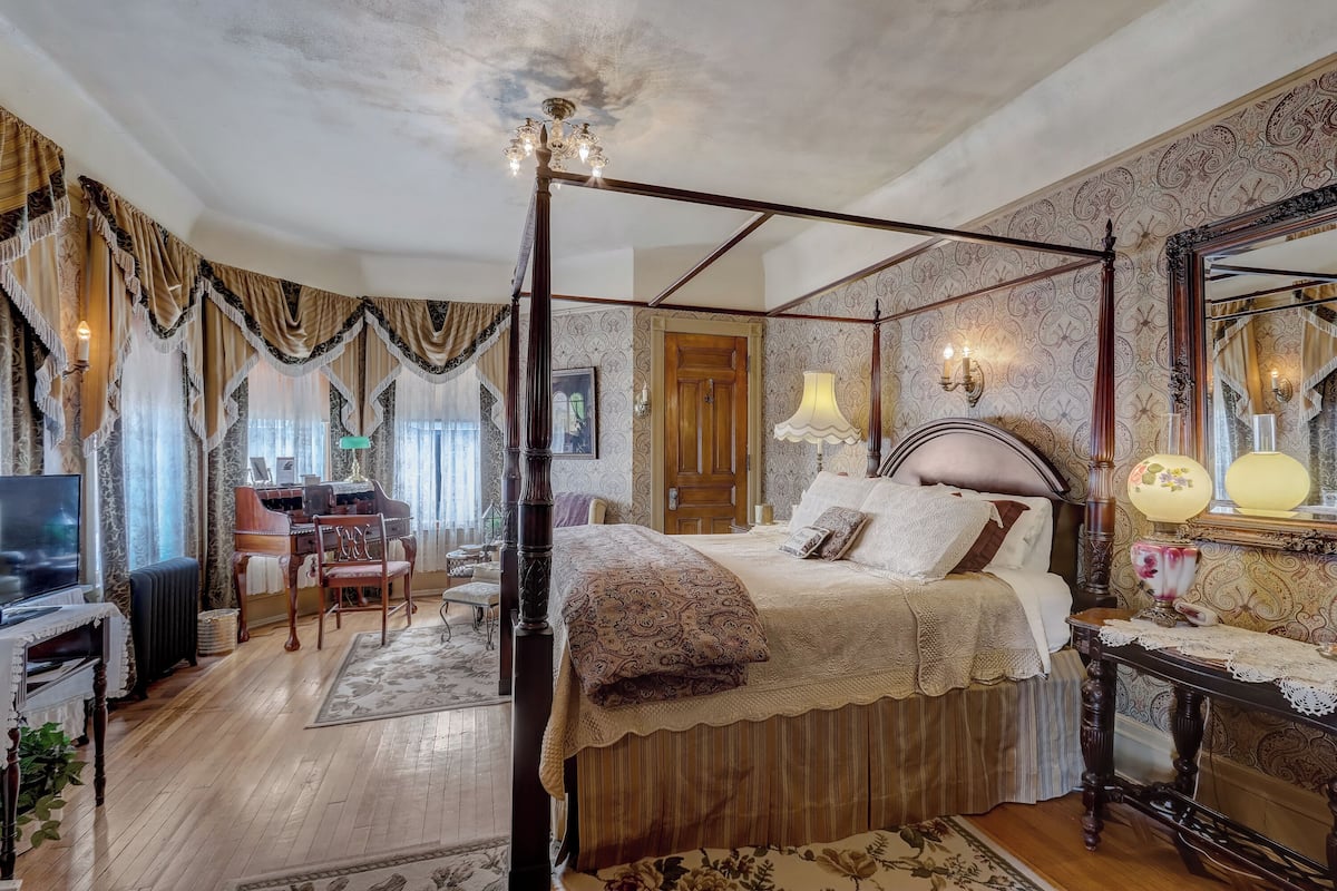 Pias Suite | Individually decorated, free WiFi, bed sheets