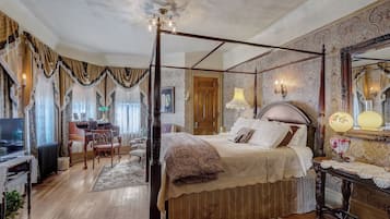 Pias Suite | Individually decorated, free WiFi, bed sheets