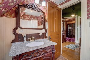 Hair dryer, towels - Schuster Mansion Bed & Breakfast (Milwaukee)