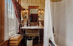 Richards Room  | Bathroom | Hair dryer, towels - Schuster Mansion Bed & Breakfast (Milwaukee)
