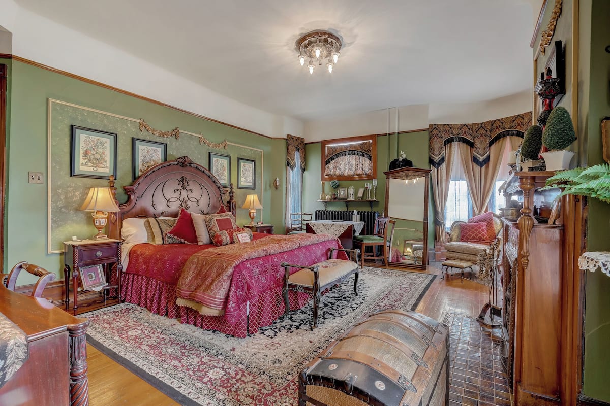 Richards Room | Individually decorated, free WiFi, bed sheets