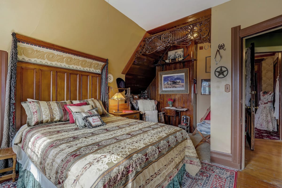 Lone Star Room | Individually decorated, free WiFi, bed sheets