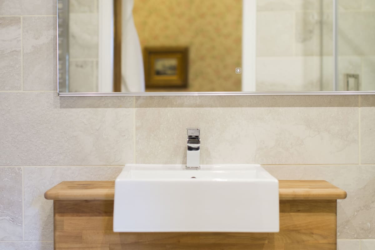 standard room | bathroom | free toiletries, hair dryer, bathrobes, towels