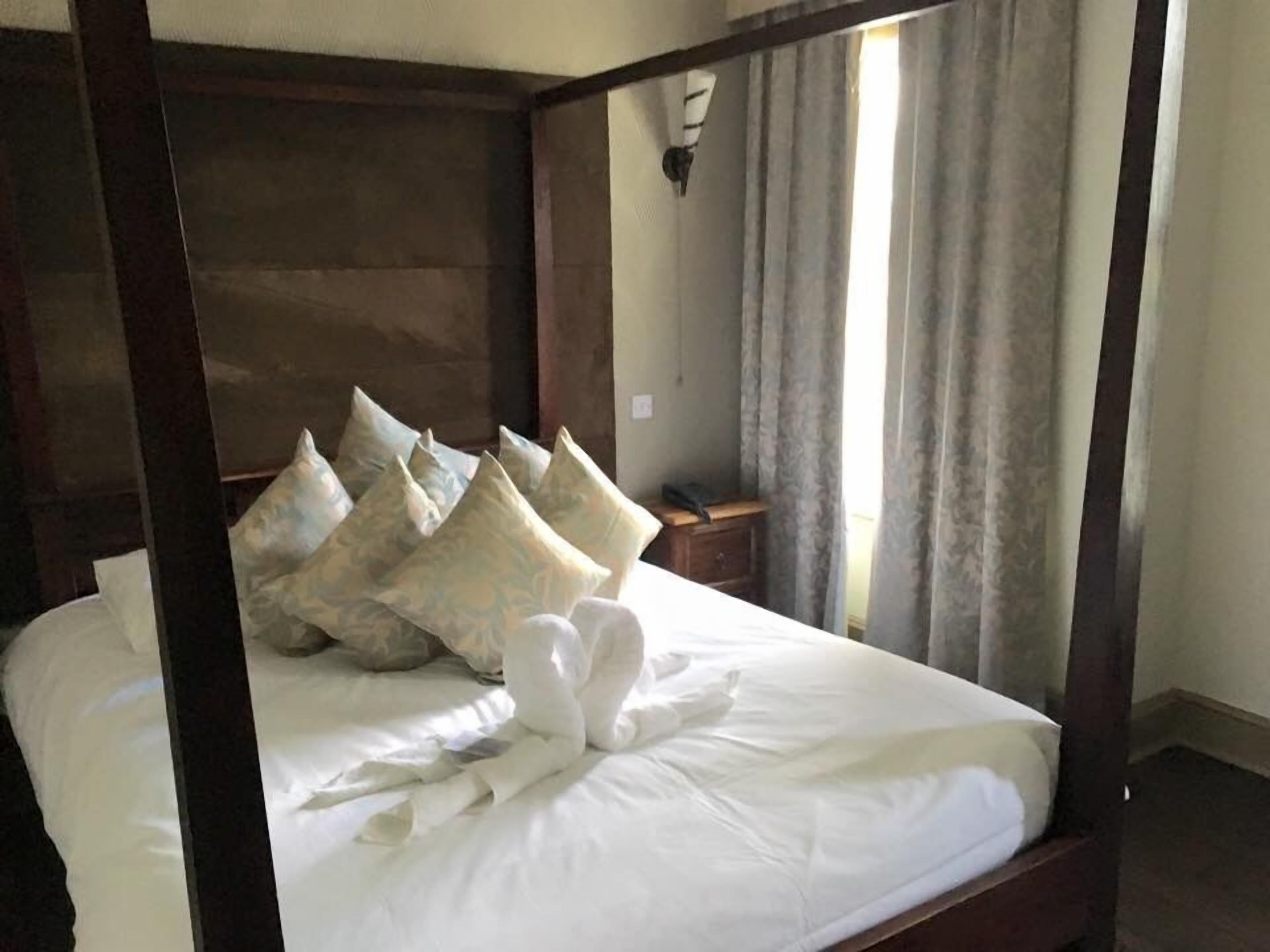 suite | iron/ironing board, free wifi, bed sheets
