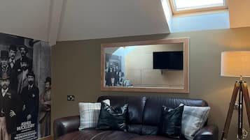 Junior Suite | Living area | Flat-screen TV