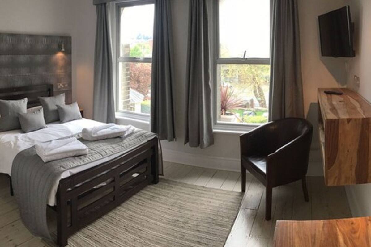 Double Room | Iron/ironing board, free WiFi, bed sheets