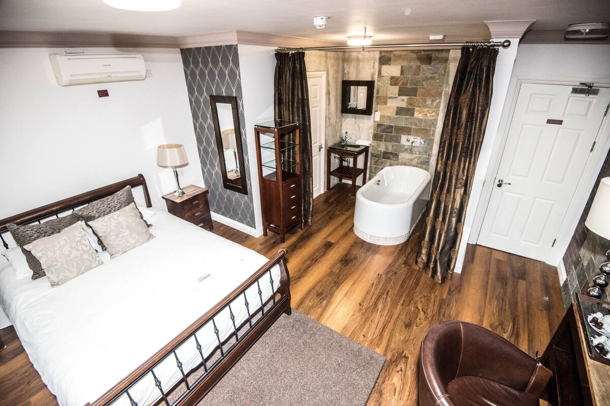 Terrace Suite | Iron/ironing board, free WiFi, bed sheets