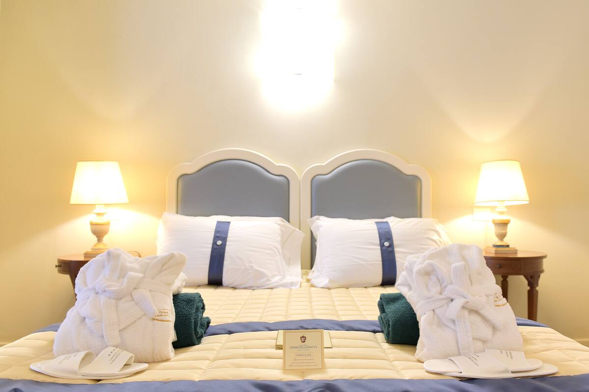 Luxe beddengoed, een minibar, een kluis op de kamer, een bureau