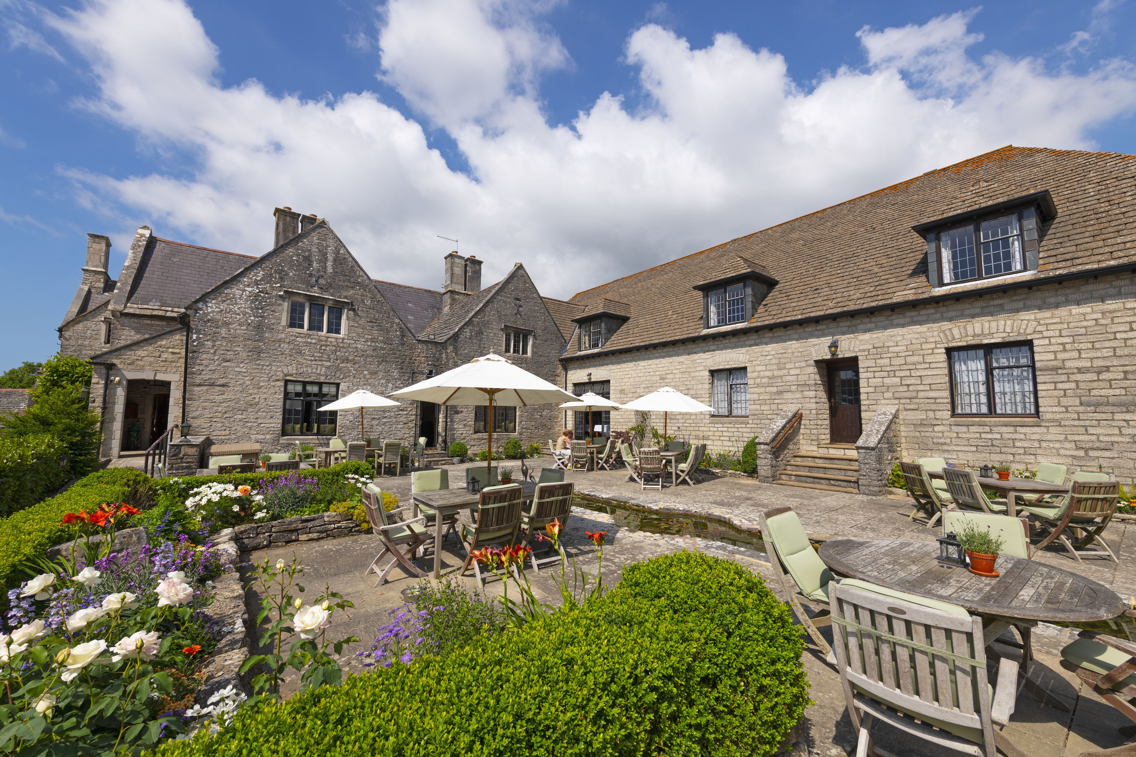 2 restaurants, breakfast, lunch, dinner served; British cuisine 