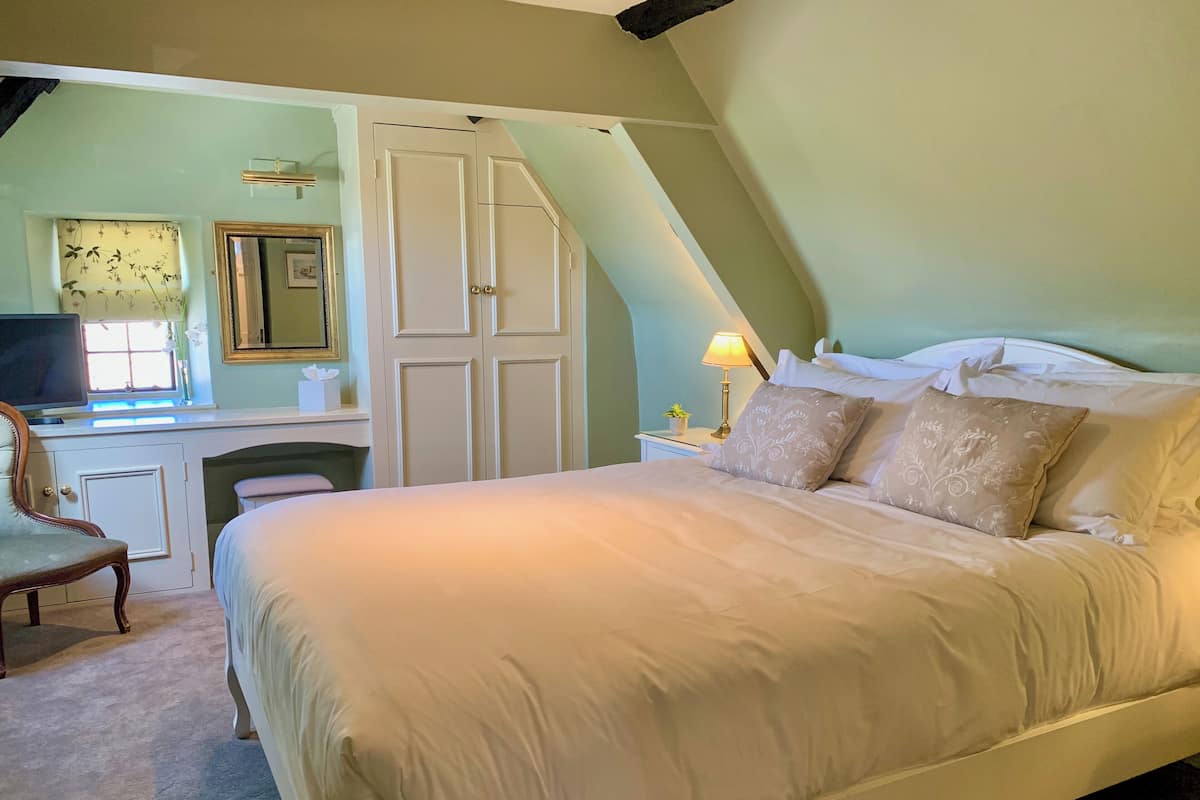 Loft, vista para a colina | Roupas de cama de algodão egípcio, roupas de cama premium, escrivaninha