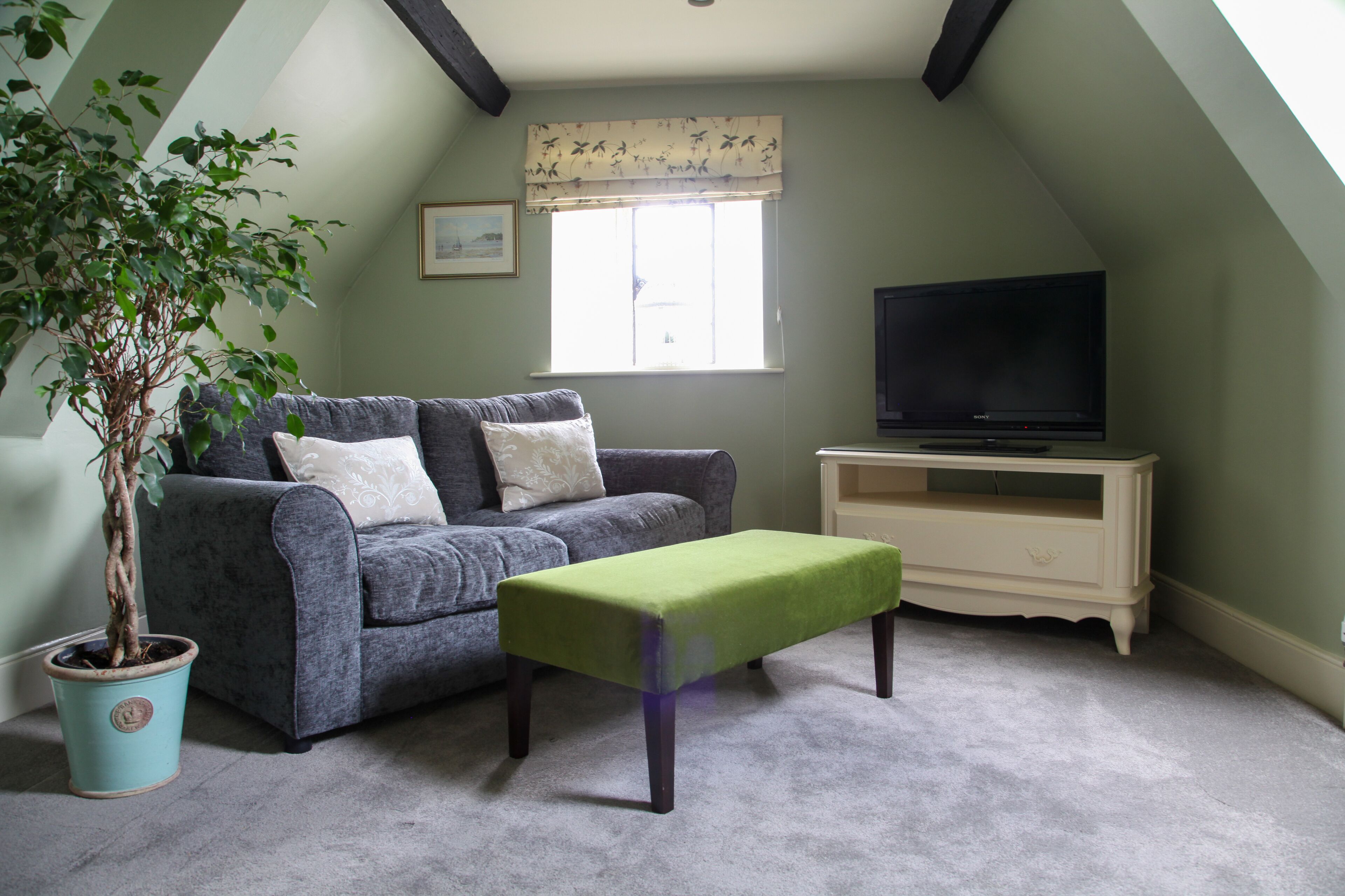 1 bedroom, egyptian cotton sheets, premium bedding, desk