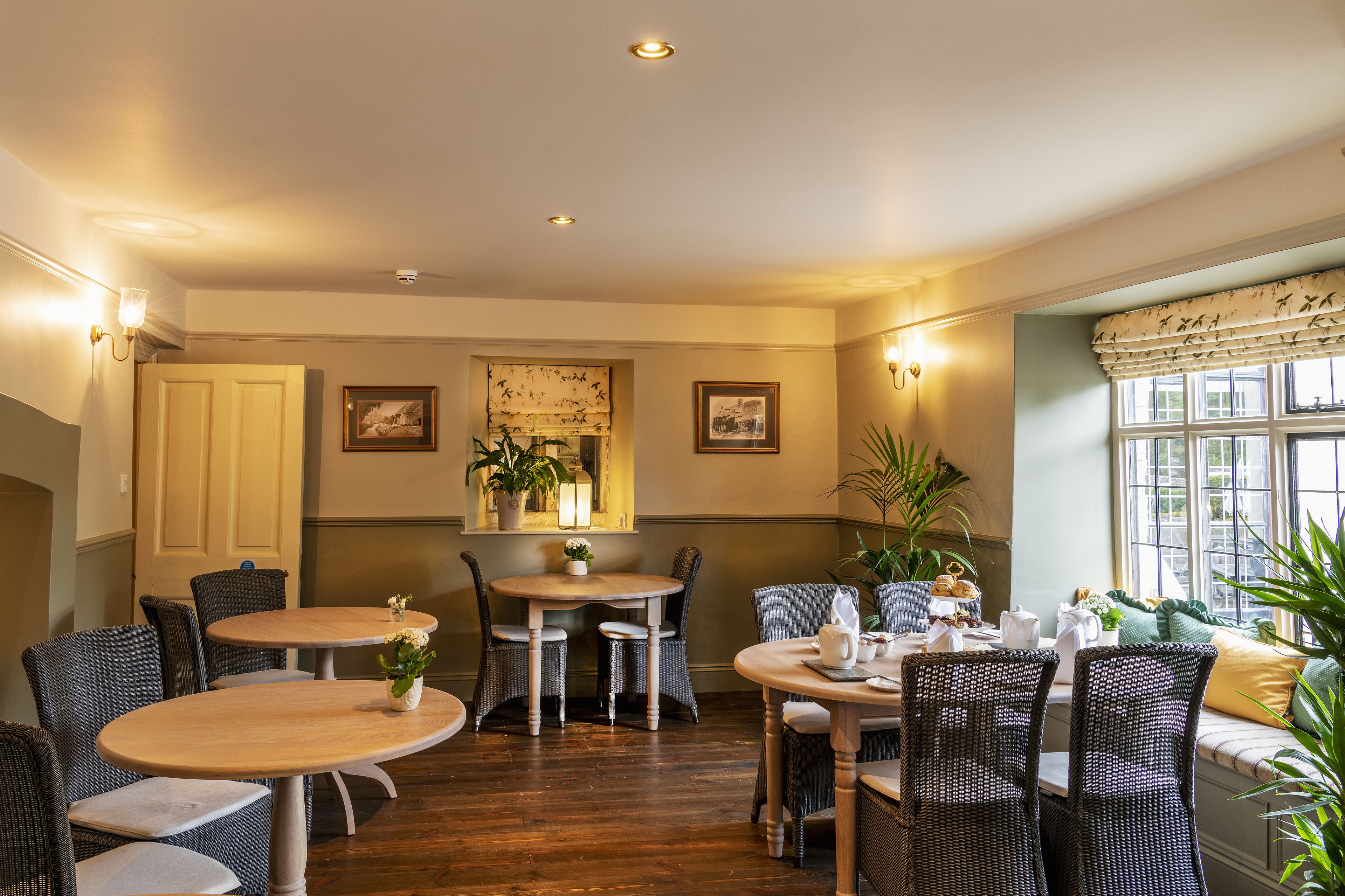 free daily full breakfast