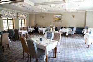 2 restaurants servant le petit déjeuner, spécialités Cuisine anglaise