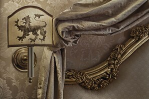 高級雙人房 | 羽絨被、迷你吧、房內夾萬、書桌