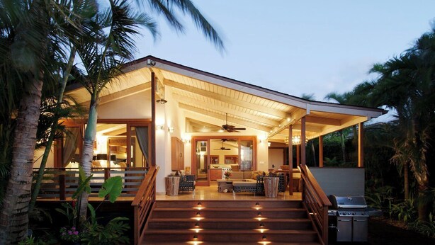 A modern house with a covered porch, a dining area, and a barbecue grill. - Paia Inn (Paia)