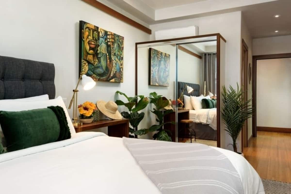 Egyptian cotton sheets, premium bedding, in-room safe