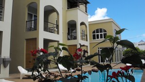 Outdoor pool, pool umbrellas, sun loungers - Villa Narmada (Grand-Baie)