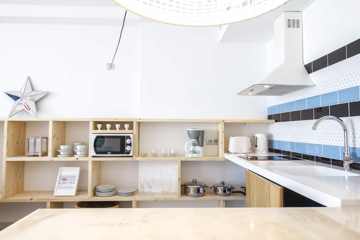 fridge, microwave, stovetop, coffee/tea maker