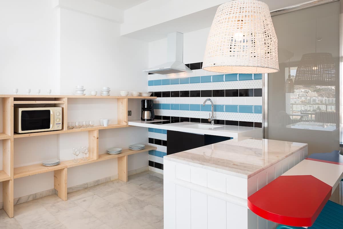 fridge, microwave, stovetop, coffee/tea maker