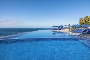 Outdoor pool, pool umbrellas, pool loungers - Marina Suites (Mogan)