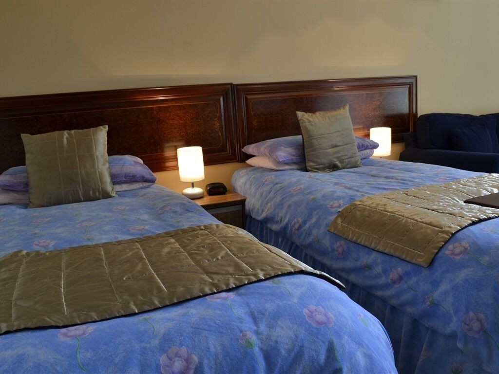 Habitación con 2 camas individuales, baño en la habitación (Side Facing)