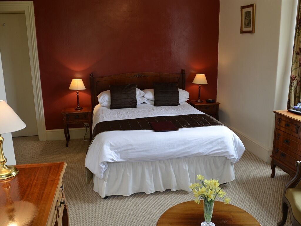 Habitación con 1 cama matrimonial o 2 individuales, baño en la habitación (Front Facing)