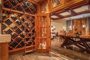 2 restaurantes; se sirve desayuno, almuerzo y cena; cocina sureña