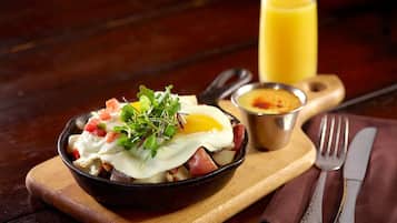 2 restaurantes, se sirven desayunos, comidas y cocina del sur de EUA