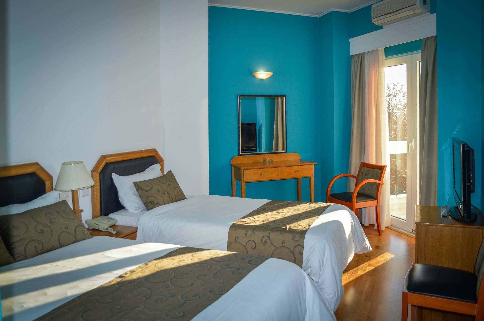 Habitación triple | Minibar, caja fuerte, tabla de planchar con plancha y wifi gratis