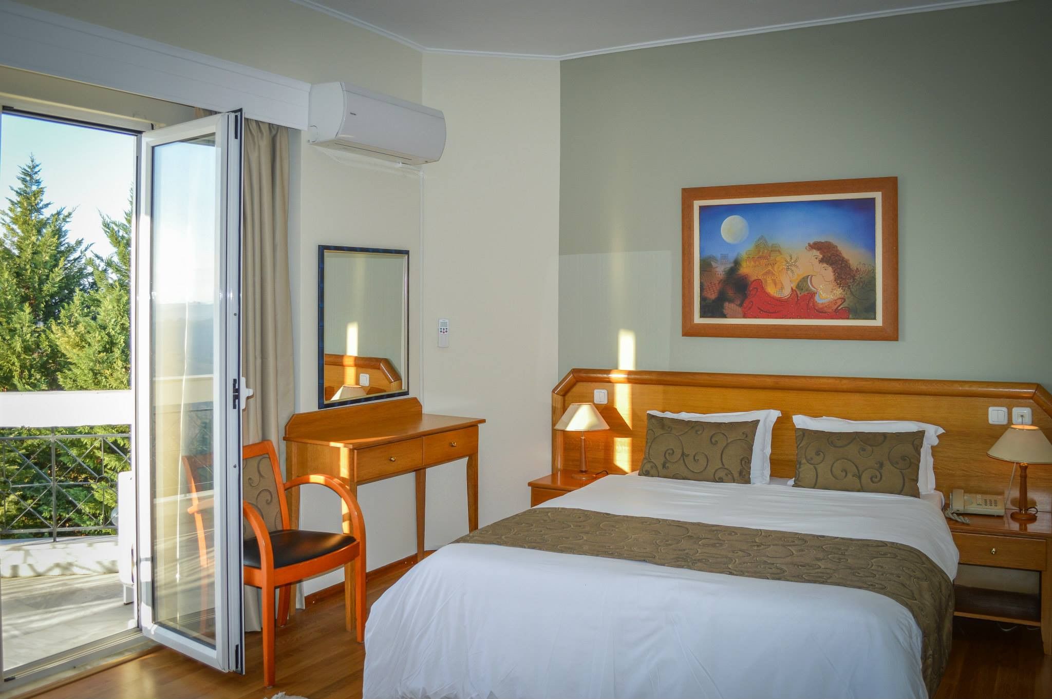 Minibar, caja fuerte, tabla de planchar con plancha y wifi gratis