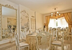 Breakfast area