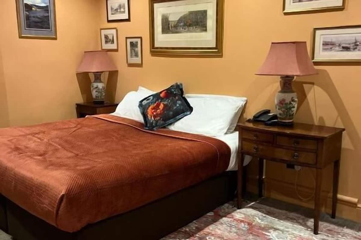 superior double room, ensuite | in-room safe, desk, free wifi, bed sheets