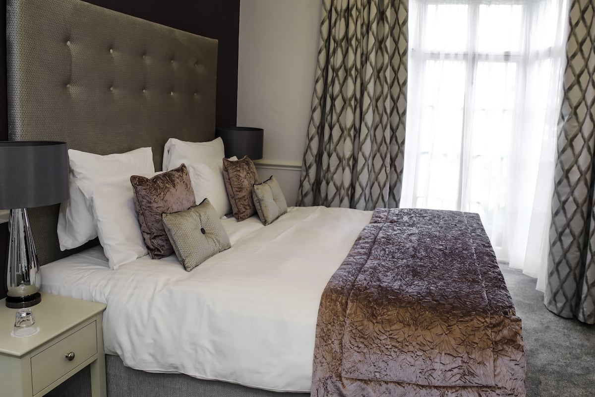 superior suite, 1 king bed with sofa bed, jetted tub | in-room safe, desk, free wifi, bed sheets