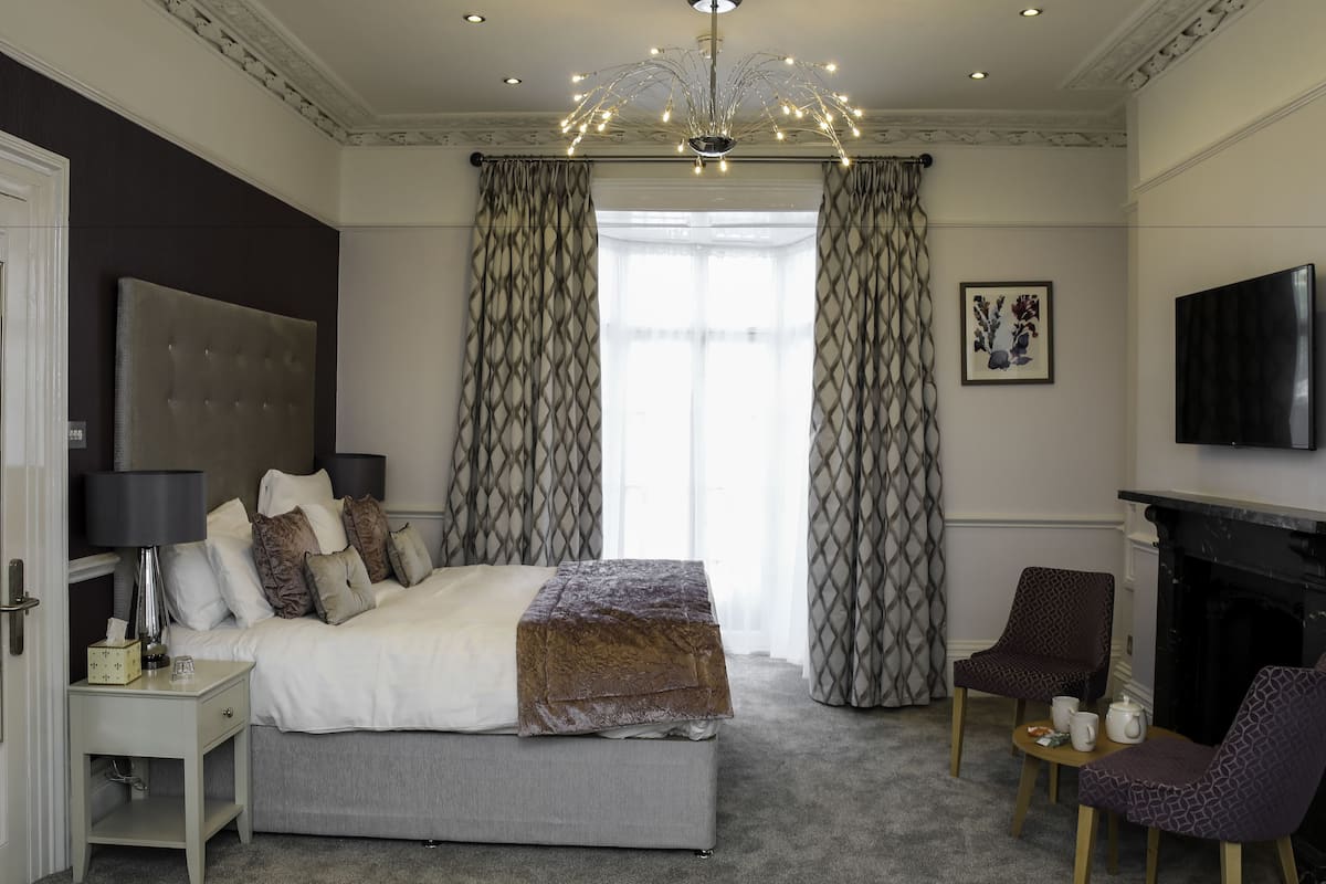 superior suite, 1 king bed with sofa bed, jetted tub | view from room