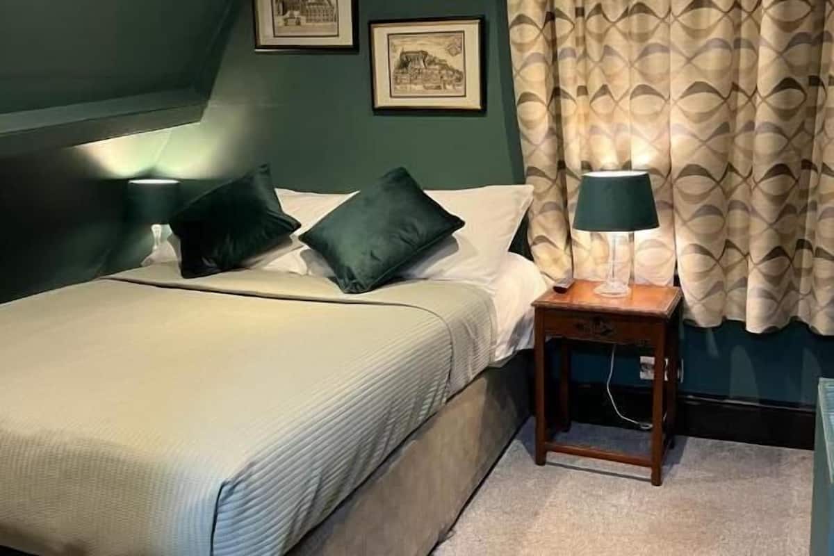 standard double room, 1 double bed, ensuite | in-room safe, desk, free wifi, bed sheets