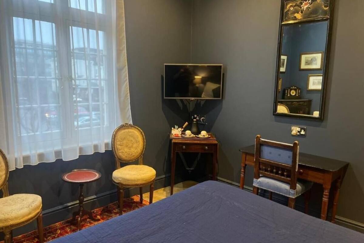 standard double room, 1 double bed, ensuite | in-room safe, desk, free wifi, bed sheets