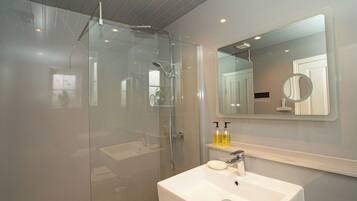 Suite Deluxe, baño en la habitación | Baño | Amenidades de baño gratuitas