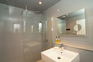 Deluxe-Suite, mit Bad | Badezimmer | Kostenlose Toilettenartikel