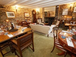 Una habitación acogedora con chimenea, muebles de madera y paredes de piedra.