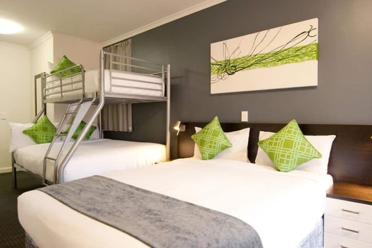 Family Room | Desk, cribs (surcharge), WiFi (surcharge)