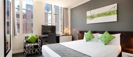 Meja kerja dan tempat tidur bayi (biaya tambahan)