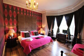 Habitación cuÔdruple familiar, baño en la habitación | Camas Select Comfort y caja de seguridad en la habitación