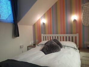 Standard-Doppelzimmer, eigenes Bad | Daunenbettdecken, individuell dekoriert, individuell eingerichtet