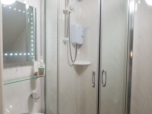 Signature-Doppelzimmer, eigenes Bad | Badezimmer | Dusche, kostenlose Toilettenartikel, Haartrockner, Handtücher