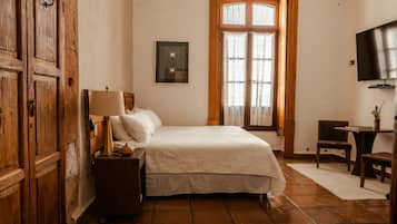 Standard Room, 1 Queen Bed | Free minibar, in-room safe, desk, laptop workspace