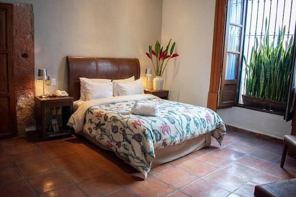 Minibar con artículos gratuitos y caja de seguridad en la habitación