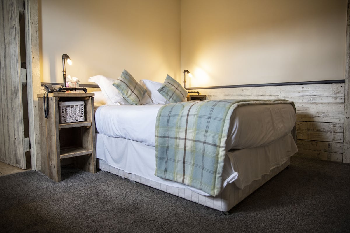 Economy Room | 1 bedroom, iron/ironing board, WiFi (free), bed sheets