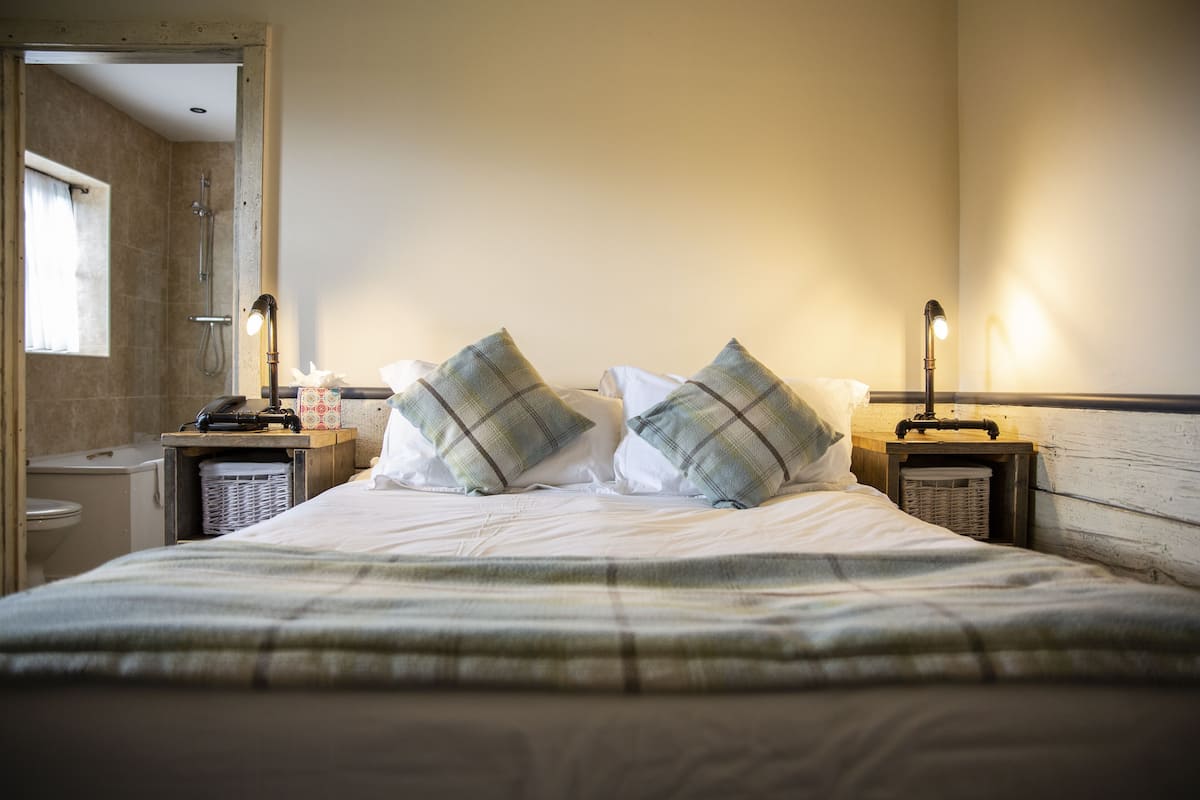 Standard Double Room | 1 bedroom, iron/ironing board, WiFi (free), bed sheets